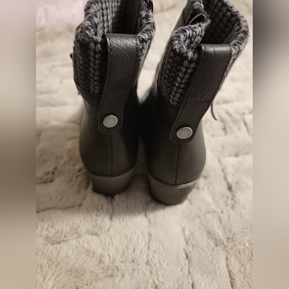 EUC Muk Luks Womens Ankle Boots Size 10 Black Gray Knit Detail - Picture 6 of 10